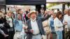 Zahlreiche Menschen besuchen am Samstag 22.06.24 das Promenaden Weinfest in Kitzingen am Main. Für die Partystimmung am Weinfest sorgten die "Partyvögel".