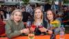 Zahlreiche Menschen besuchen am Samstag 22.06.24 das Promenaden Weinfest in Kitzingen am Main. Für die Partystimmung am Weinfest sorgten die "Partyvögel".