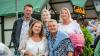 Zahlreiche Menschen besuchen am Samstag 22.06.24 das Promenaden Weinfest in Kitzingen am Main. Für die Partystimmung am Weinfest sorgten die "Partyvögel".