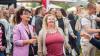 Zahlreiche Menschen besuchen am Samstag 22.06.24 das Promenaden Weinfest in Kitzingen am Main. Für die Partystimmung am Weinfest sorgten die "Partyvögel".