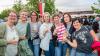 Zahlreiche Menschen besuchen am Samstag 22.06.24 das Promenaden Weinfest in Kitzingen am Main. Für die Partystimmung am Weinfest sorgten die "Partyvögel".
