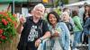 Zahlreiche Menschen besuchen am Samstag 22.06.24 das Promenaden Weinfest in Kitzingen am Main. Für die Partystimmung am Weinfest sorgten die "Partyvögel".