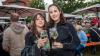 Zahlreiche Menschen besuchen am Samstag 22.06.24 das Promenaden Weinfest in Kitzingen am Main. Für die Partystimmung am Weinfest sorgten die "Partyvögel".