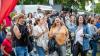 Zahlreiche Menschen besuchen am Samstag 22.06.24 das Promenaden Weinfest in Kitzingen am Main. Für die Partystimmung am Weinfest sorgten die "Partyvögel".