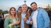 Zahlreiche Menschen besuchen am Samstag 22.06.24 das Promenaden Weinfest in Kitzingen am Main. Für die Partystimmung am Weinfest sorgten die "Partyvögel".
