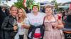 Zahlreiche Menschen besuchen am Samstag 22.06.24 das Promenaden Weinfest in Kitzingen am Main. Für die Partystimmung am Weinfest sorgten die "Partyvögel".