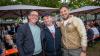 Zahlreiche Menschen besuchen am Samstag 22.06.24 das Promenaden Weinfest in Kitzingen am Main. Für die Partystimmung am Weinfest sorgten die "Partyvögel".