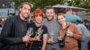 Zahlreiche Menschen besuchen am Samstag 22.06.24 das Promenaden Weinfest in Kitzingen am Main. Für die Partystimmung am Weinfest sorgten die "Partyvögel".