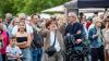 Zahlreiche Menschen besuchen am Samstag 22.06.24 das Promenaden Weinfest in Kitzingen am Main. Für die Partystimmung am Weinfest sorgten die "Partyvögel".
