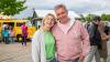 Zahlreiche Menschen besuchen am Samstag 22.06.24 das Promenaden Weinfest in Kitzingen am Main. Für die Partystimmung am Weinfest sorgten die "Partyvögel".