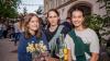 Zahlreiche Menschen besuchen am Samstag 22.06.24 das Promenaden Weinfest in Kitzingen am Main. Für die Partystimmung am Weinfest sorgten die "Partyvögel".