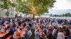 Zahlreiche Menschen besuchen am Samstag 22.06.24 das Promenaden Weinfest in Kitzingen am Main. Für die Partystimmung am Weinfest sorgten die "Partyvögel".