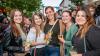 Zahlreiche Menschen besuchen am Samstag 22.06.24 das Promenaden Weinfest in Kitzingen am Main. Für die Partystimmung am Weinfest sorgten die "Partyvögel".
