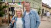 Zahlreiche Menschen besuchen am Samstag 22.06.24 das Promenaden Weinfest in Kitzingen am Main. Für die Partystimmung am Weinfest sorgten die "Partyvögel".
