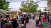 Zahlreiche Menschen besuchen am Samstag 22.06.24 das Promenaden Weinfest in Kitzingen am Main. Für die Partystimmung am Weinfest sorgten die "Partyvögel".