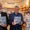 Autor Rainer Lös (Raymund Müller, Mitte) präsentierte sein neues Buch gemeinsam mit Fotograf Patrick Horn (rechts) und dem Schriftsteller Theodor Fontane (Rainer Hauck).