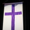 Die Kirchenfahne der Evangelischen Kirche in Deutschland ist auf der Bühne der bayerischen Landessynode aufgestellt.