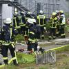 Mit schwerem Atemschutz konnten Einsatzkräfte der Feuerwehr in die verrauchte Energiezentrale des Hohestadter Kneipp-Werks vordringen. 