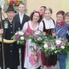Zum Auftakt beim Straßenweinfest in Prichsenstadt hofften die Veranstalter mit Weinprinzessin Merle, Bürgermeister Rene Schlehr und Nachtwächter Hermann Schloßnagel auf gutes Wetter.