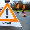Ein Warndreieck steht in der Nähe einer Unfallstelle.