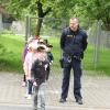 Ein Polizist überwacht das Überqueren der Straße.