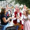 Gute Stimmung beim Rödelseer Schlossschoppenfest (von rechts) Weinprinzessin Johanna Kraft, Bürgermeister Burkhard Klein und Sibylle Säger vom nordbayerischen Musikbund stoßen im Schlosshof Schloss Crailsheim an. Lokalmatador, Veranstalter und Stimmungsgarant ist die Winzerkapelle Rödelsee im Hintergrund.