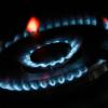 Flammen sind an einem Gasherd zu sehen.