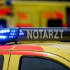 Ein Notarztwagen mit Blaulicht.