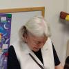 Die "Vorlese-Oma" Dr. Lieselotte Zoepffel-Lieb bastelt mit den Kindern.