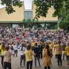 Erste und zweite Klassen präsentierten den Bewegungstanz "Guck mal eine Biene da" vor der Schulfamilie.