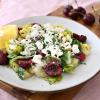 Im Sommer-Salat von Food-Bloggerin Julia Uehren spielen Kirschen die Hauptrolle.