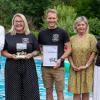 Im Bild Wolfgang Reif (Vorstandsmitglied der Versicherungskammer Stiftung), Jessica Enders (1. Vorsitzende Schwimmbadfreunde Schönau e. V.), Florian Ehringer (2. Vorsitzender Schwimmbadfreunde Schönau e. V.), Eva Böhm (stellvertretende Landrätin), Sonja Rahm (1. Bürgermeisterin).