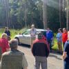 Förster Michael Heinrich (Bildmitte) begrüßt die zahlreichen Waldbesitzerinnen und Waldbesitzer in Schönau und informiert über das umfangreiche und vielfältige Kursprogramm.
