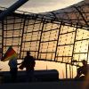 Fußball, UEFA Euro 2024, Deutschland – Ungarn, Vorrunde, Gruppe A, 2. Spieltag. Zuschauer mit Deutschlandfahne verlassen im Sonnenuntergang die Fanzone im Olympiapark nach dem Spiel. Die Fanzone im Münchner Olympiapark wird am Mittwoch nur eingeschränkt geöffnet sein.
