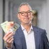 Peter Bofinger erklärt bei der Kinderuni am 6. Juli "das Geheimnis des Geldes".
