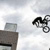BMX-Profi Sergio Layos aus Spanien zeigt beim freien Training für den Eurobike Skyline BMX Contest auf dem Frankfurter Messegelände sein Können.