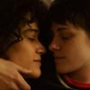 Katy M. O’Brian (l) und Kristen Stewart als Jackie und Lou in einer Szene des Films „Love Lies Bleeding”.