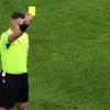 Schiedsrichter Istvan Kovacs zeigt bei der EM eine Gelbe Karte.