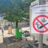 Von der Stadtverwaltung aufgehängte Schilder - hier am Marktplatz - kündigen ein Cannabis-Konsumverbot auf dem Bad Brückenauer Stadtfest an.