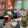 Wohlfühlatmosphäre: Das neue Frauenzimmer in der Gemeinschaftsunterkunft in Kitzingen. Das Bild zeigt (von links im Kreis) Bürgermeisterin Astrid Glos, Nadja Rupp (Medizinischer Dienst), die AWO-Präsidentin Kathrin Sonnenholzner, den AWO-Landesvorsitzenden Stefan Wolfshörndl, Sabine Laschinski-Mitnacht und Martin Ulses.