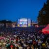 Fußballfans verfolgen ein EM-Spiel in der Fanzone am Mainufer.