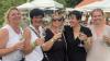 Gut gelaunte Besucherinnen mit einem edlen Weißwein beim "Paradies pur"-Weinfest an der Ippesheimer Weinparadiesscheune.