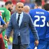 Italiens Trainer Luciano Spalletti (M.) nimmt die Schuld für das EM-Aus auf sich.