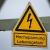 Plötzlich war der Strom weg. Eine Hochspannungsleitung bei Michelfeld war am Samstag getroffen worden (Symbolbild).