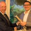 Übergabe der Präsidentschaft des „Rotary-Clubs International Karlstadt-Arnstein“ von Bernd Völker (links) an Jürgen Winkler. Der Edelmetallzylinder, der bei jedem Wechsel an den neuen Präsidenten weitergegeben wird, enthält die Gründungsurkunde des Clubs.