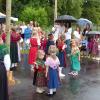Wertvolle handgearbeitete Trachten, eine bunte Mischung der Generationen, traditionelle Kirchweihtänze und Frohsinn für Mitwirkende und Gäste der Röthleiner Kirchweih - auch bei Regen!