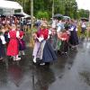 Wertvolle handgearbeitete Trachten, eine bunte Mischung der Generationen, traditionelle Kirchweihtänze und Frohsinn für Mitwirkende und Gäste der Röthleiner Kirchweih - auch bei Regen!