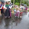 Wertvolle handgearbeitete Trachten, eine bunte Mischung der Generationen, traditionelle Kirchweihtänze und Frohsinn für Mitwirkende und Gäste der Röthleiner Kirchweih - auch bei Regen!