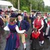 Wertvolle handgearbeitete Trachten, eine bunte Mischung der Generationen, traditionelle Kirchweihtänze und Frohsinn für Mitwirkende und Gäste der Röthleiner Kirchweih - auch bei Regen!