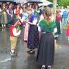 Wertvolle handgearbeitete Trachten, eine bunte Mischung der Generationen, traditionelle Kirchweihtänze und Frohsinn für Mitwirkende und Gäste der Röthleiner Kirchweih - auch bei Regen!